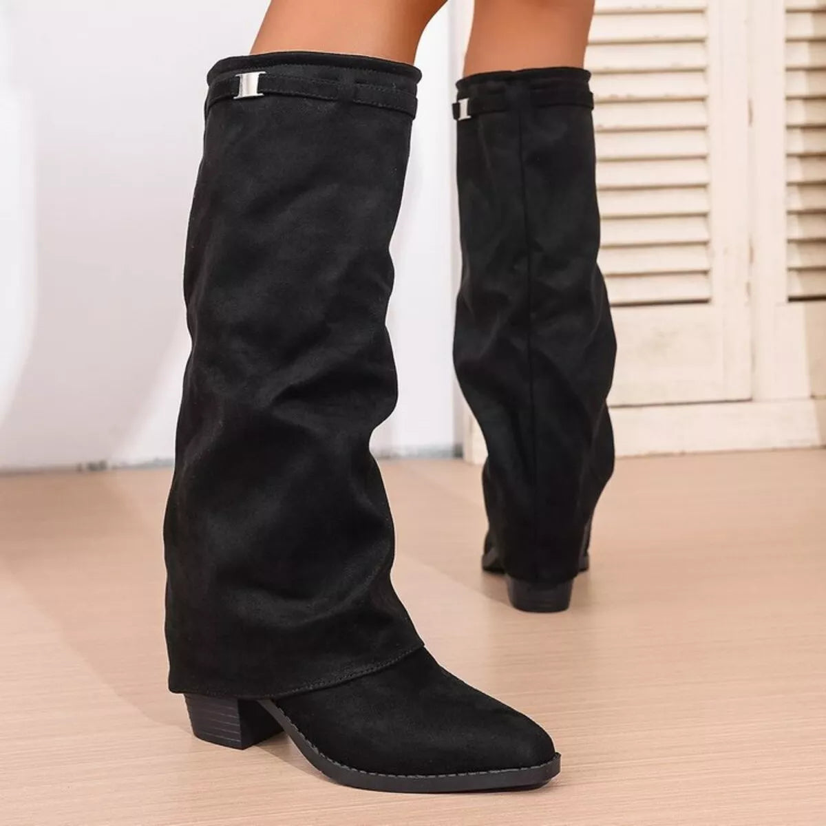 Damen - Stiefel mit Blockabsatz - Spitz zulaufend - Weite Wadenform