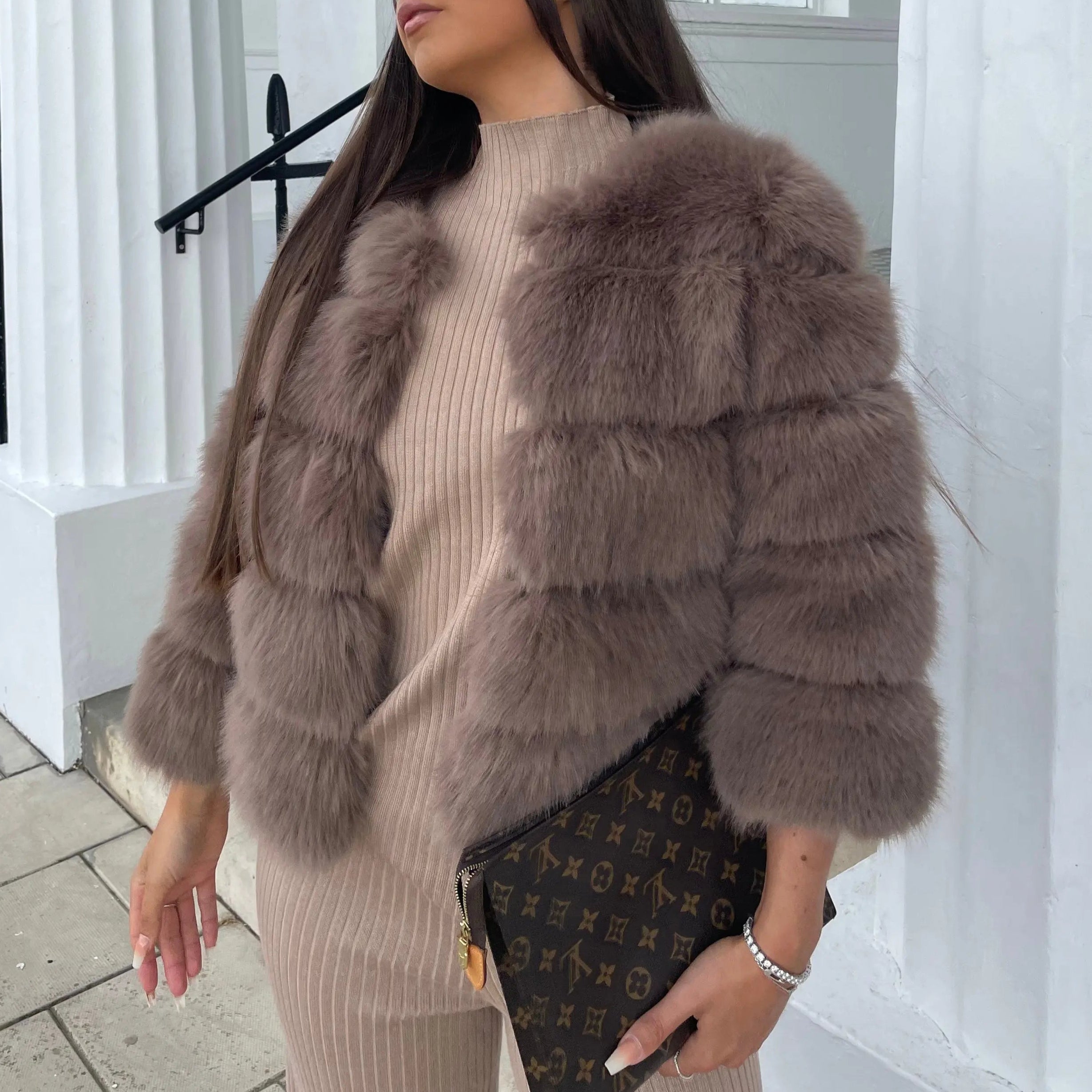 Damen - Elegante Kunstfell Jacke - Korrigierbare Passform - Stilvolle und Bequeme Winterjacke