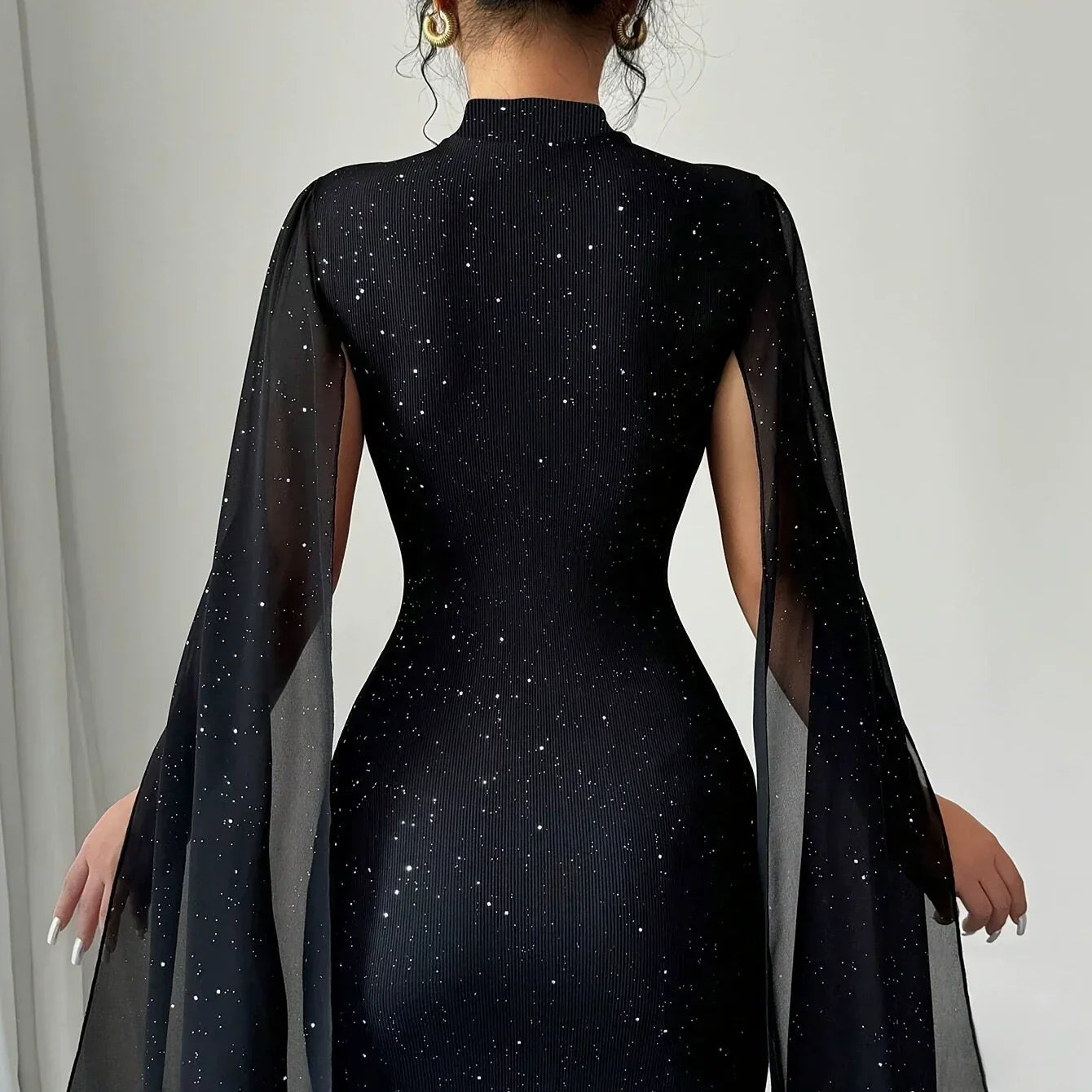 Damen - Minikleid - Transparentem Umhang - Schlanke Passform - Elegantes Design für besondere Anlässe