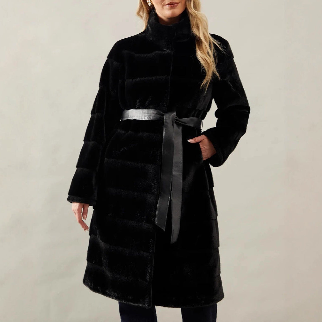 Damen - Kuschelige Jacke mit Gürtel - Weiches Material - Perfekt für kühle Tage