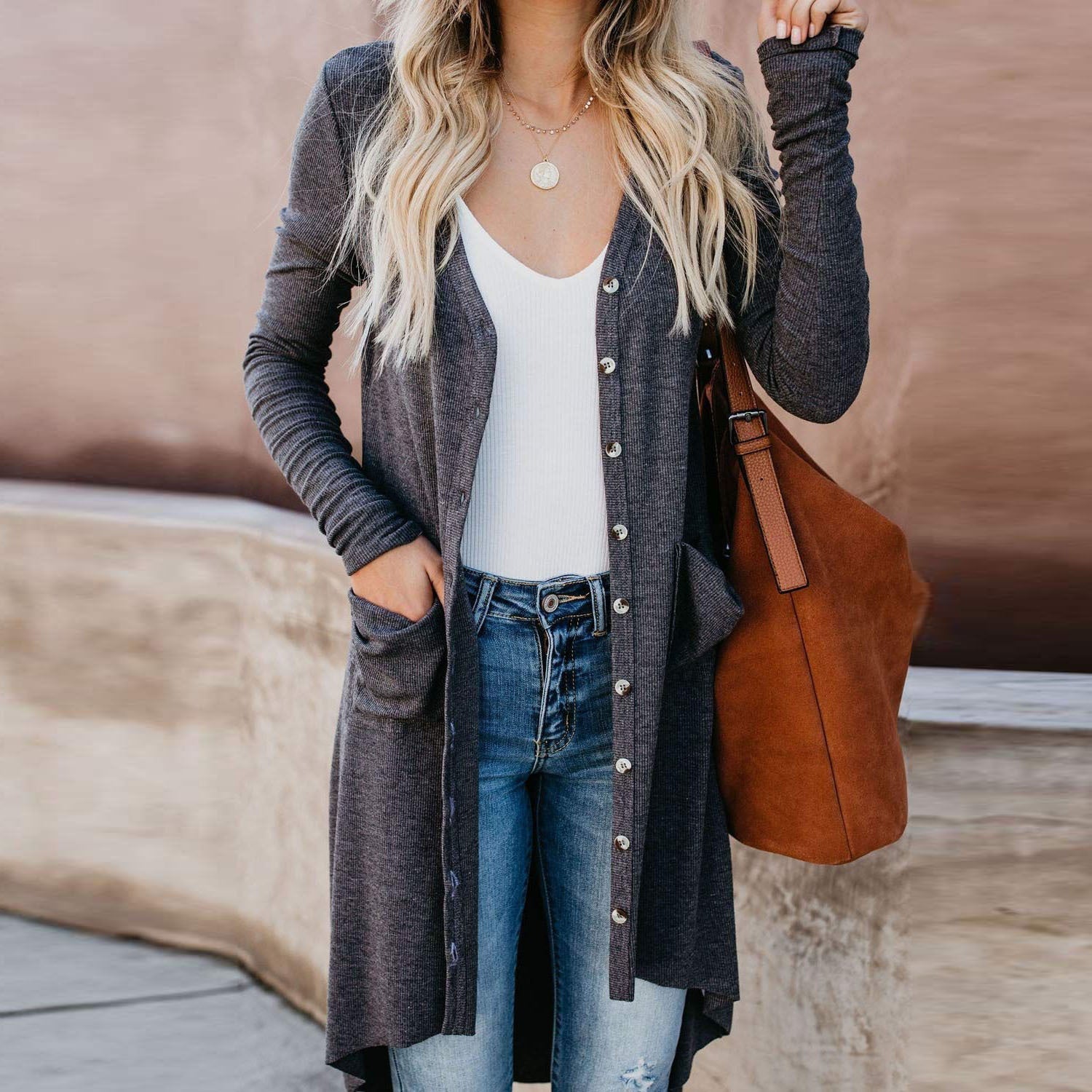 Damen - Lange Strickjacke - Knöpfen und praktischen Taschen - Bequeme und stilvolle Strickmode