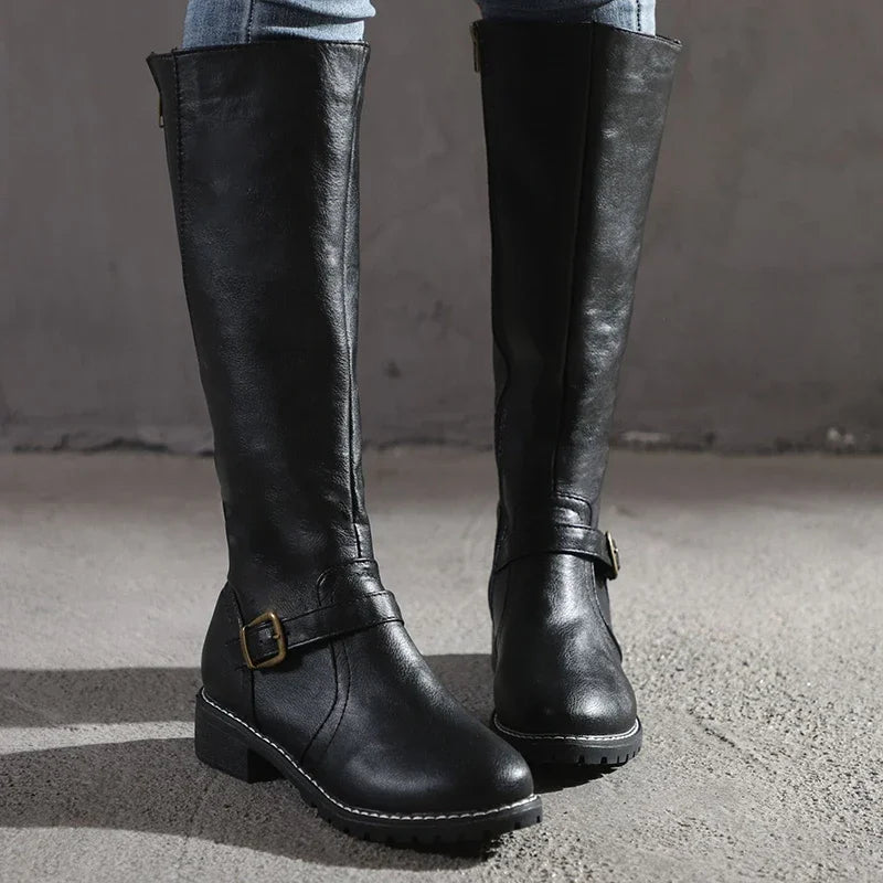Damen - Klassische kniehohe Stiefel - Schnallenverzierung - Stilvolle und bequeme Mode für jeden Anlass