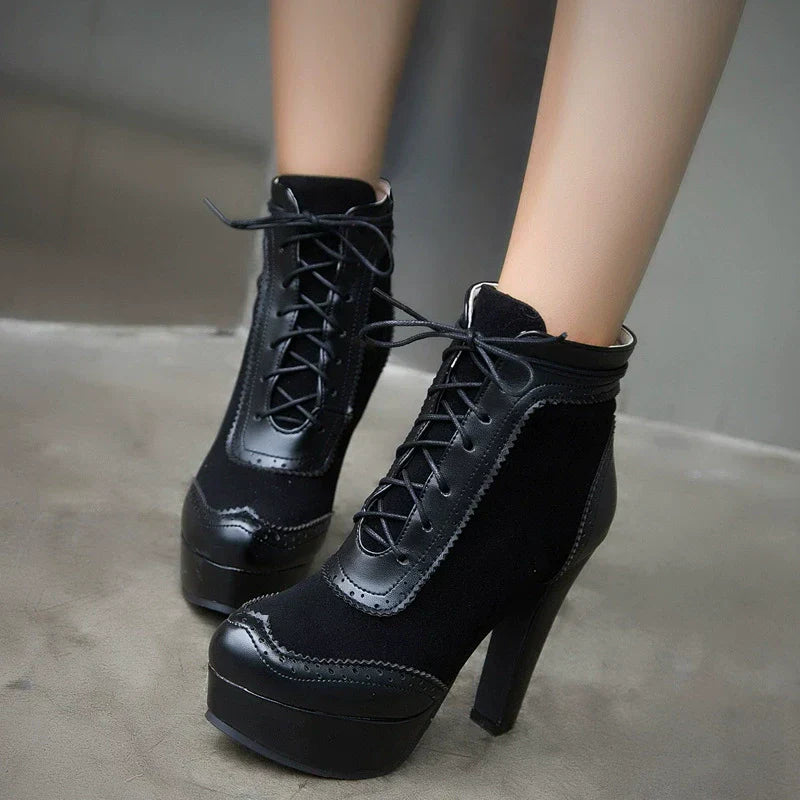 Damen - Brogue-Stiefeletten - Wildleder - Flügelspitze - Klobiger Absatz für einen stilvollen Look