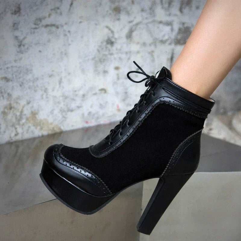 Damen - Brogue-Stiefeletten - Wildleder - Flügelspitze - Klobiger Absatz für einen stilvollen Look
