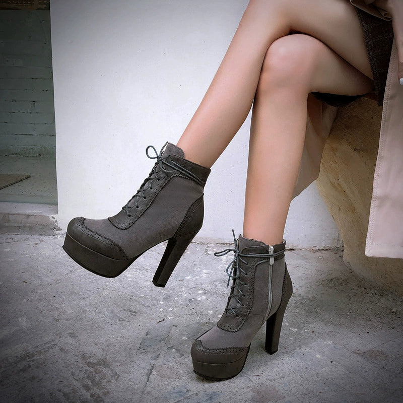 Damen - Brogue-Stiefeletten - Wildleder - Flügelspitze - Klobiger Absatz für einen stilvollen Look