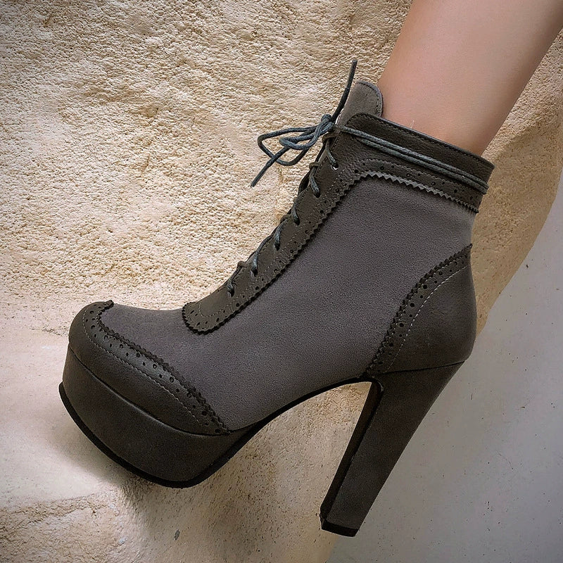 Damen - Brogue-Stiefeletten - Wildleder - Flügelspitze - Klobiger Absatz für einen stilvollen Look