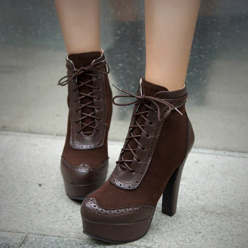 Damen - Brogue-Stiefeletten - Wildleder - Flügelspitze - Klobiger Absatz für einen stilvollen Look