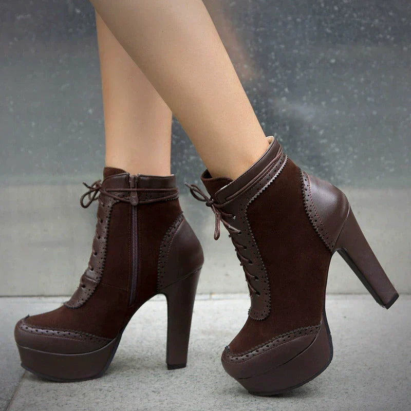 Damen - Brogue-Stiefeletten - Wildleder - Flügelspitze - Klobiger Absatz für einen stilvollen Look