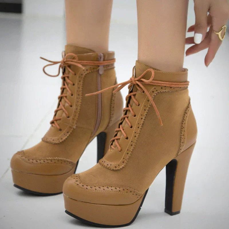 Damen - Brogue-Stiefeletten - Wildleder - Flügelspitze - Klobiger Absatz für einen stilvollen Look