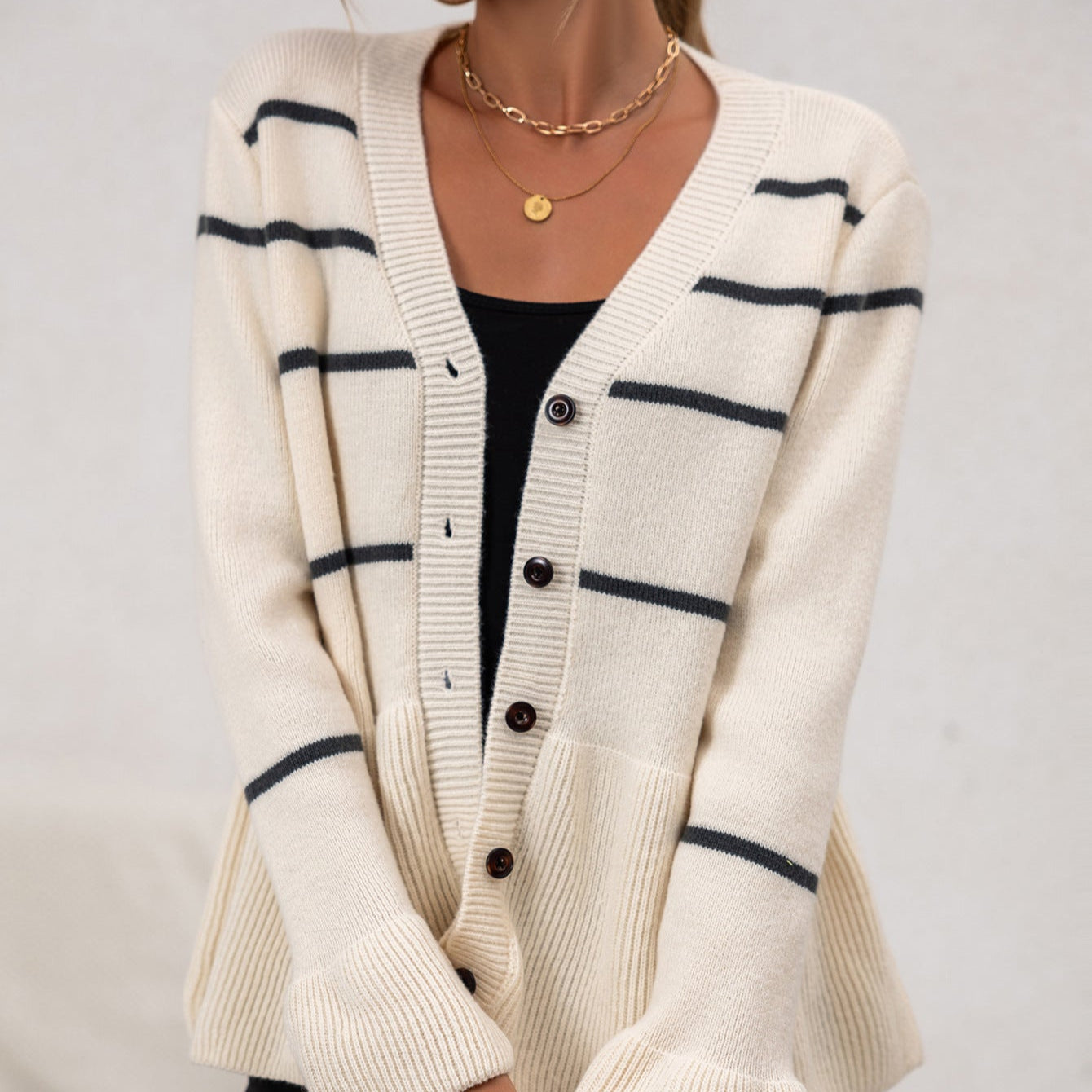 Damen - Strickjacke - V-Ausschnitt und Schößchensaum - Locker geschnitten für stilvolle Looks