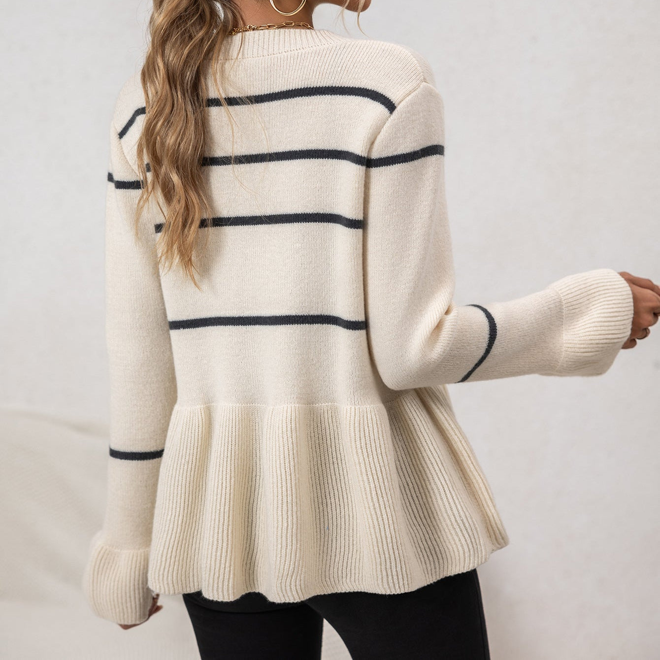Damen - Strickjacke - V-Ausschnitt und Schößchensaum - Locker geschnitten für stilvolle Looks