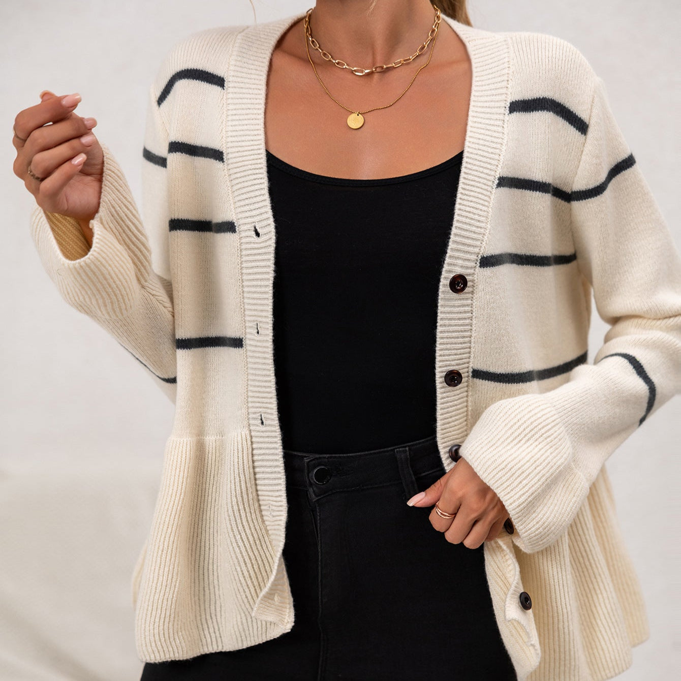 Damen - Strickjacke - V-Ausschnitt und Schößchensaum - Locker geschnitten für stilvolle Looks