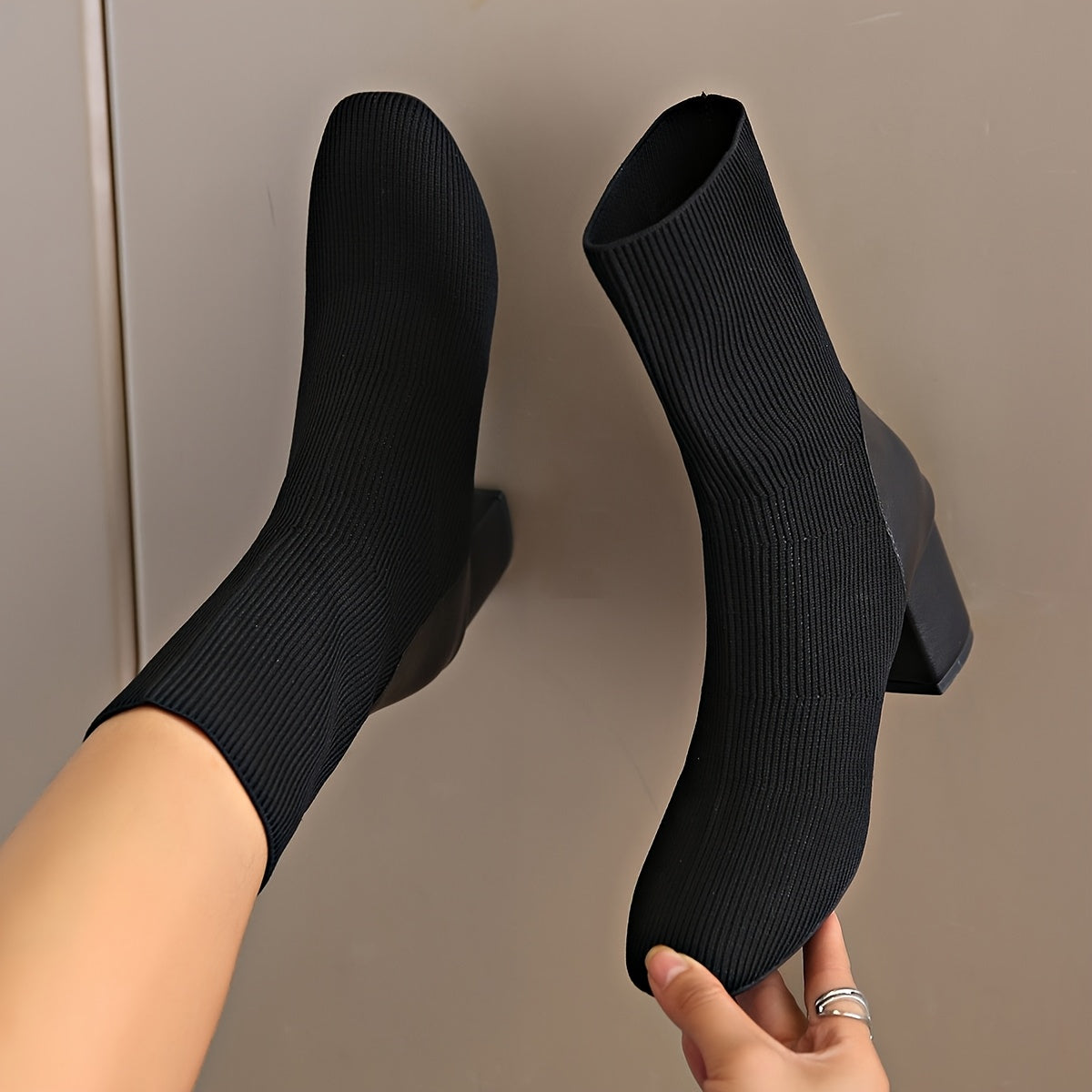 Damen - Stiefeletten mit Blockabsatz - Schwarzer Strick-Look - Modische Stiefel für jeden Anlass