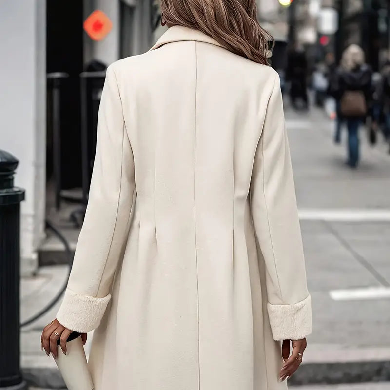 Damen - Aprikosenfarbener Zweireiher Mantel - Flauschige Manschetten - Stilvoller Frühjahrslook
