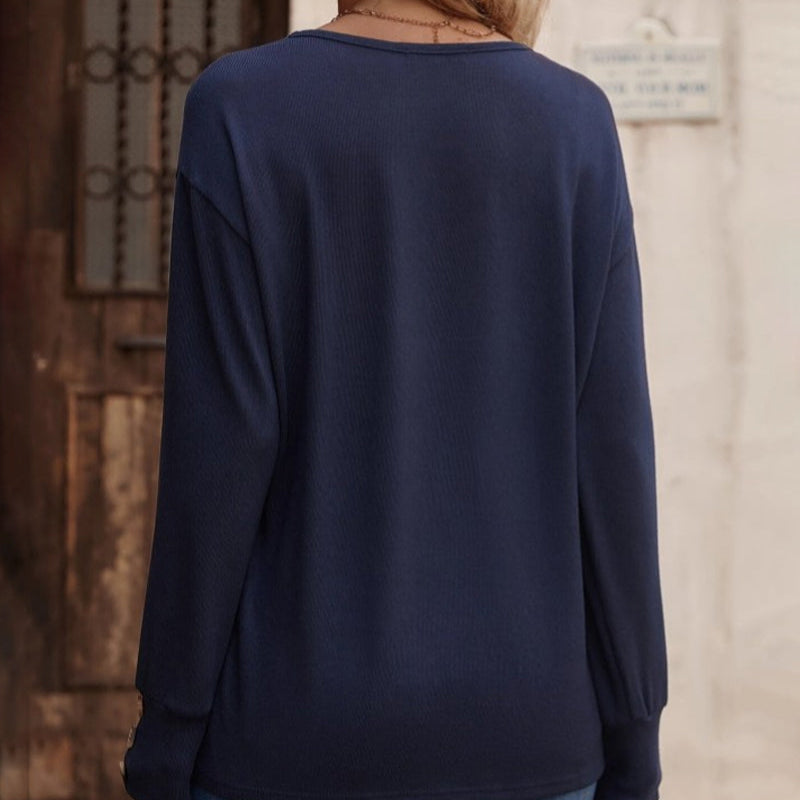 Damen - Stylische Oberteile mit V-Ausschnitt und Knöpfen - Einfarbiges Design für jeden Anlass